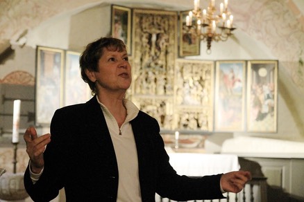 Gaby Rückert in der St.-Marien-Kirche Waase auf der Insel Ummanz, Foto: Reno Engel